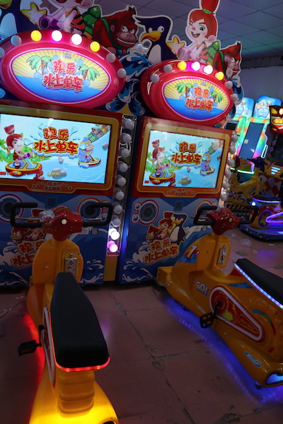 歡樂水上單車與合規(guī)少兒游戲機 休閑娛樂新選擇